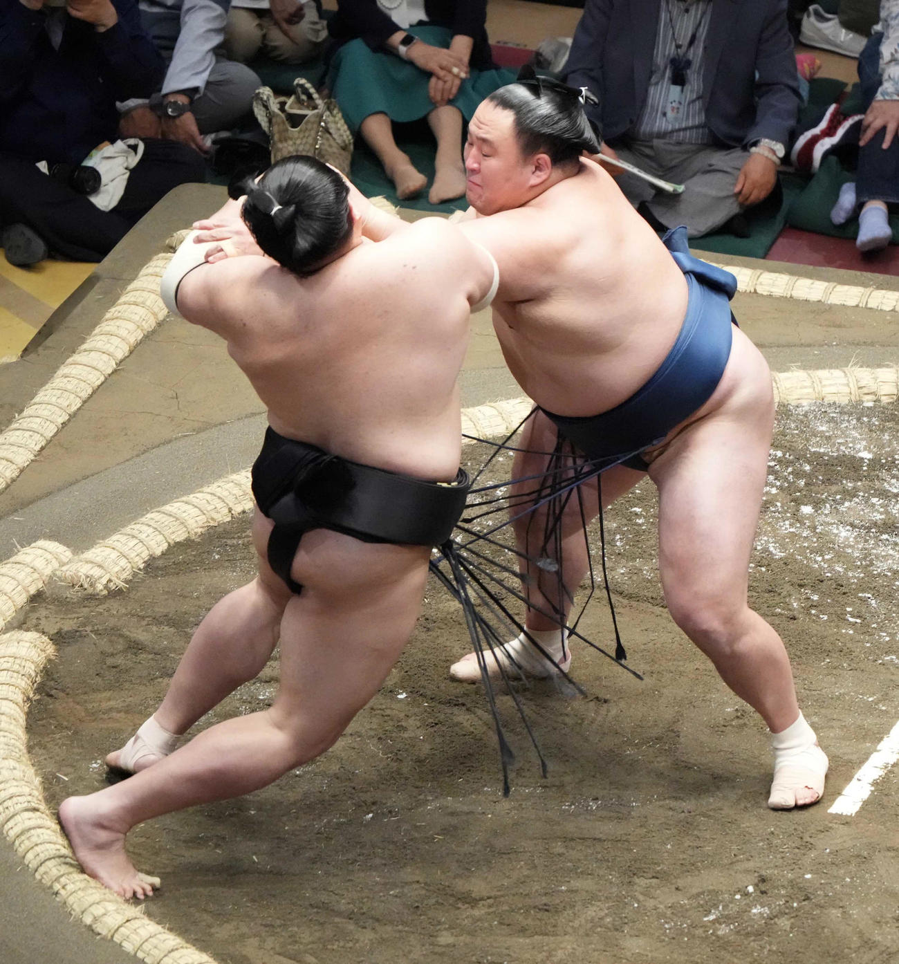 阿炎（左）を土俵際へ攻め込む玉鷲（撮影・小沢裕）