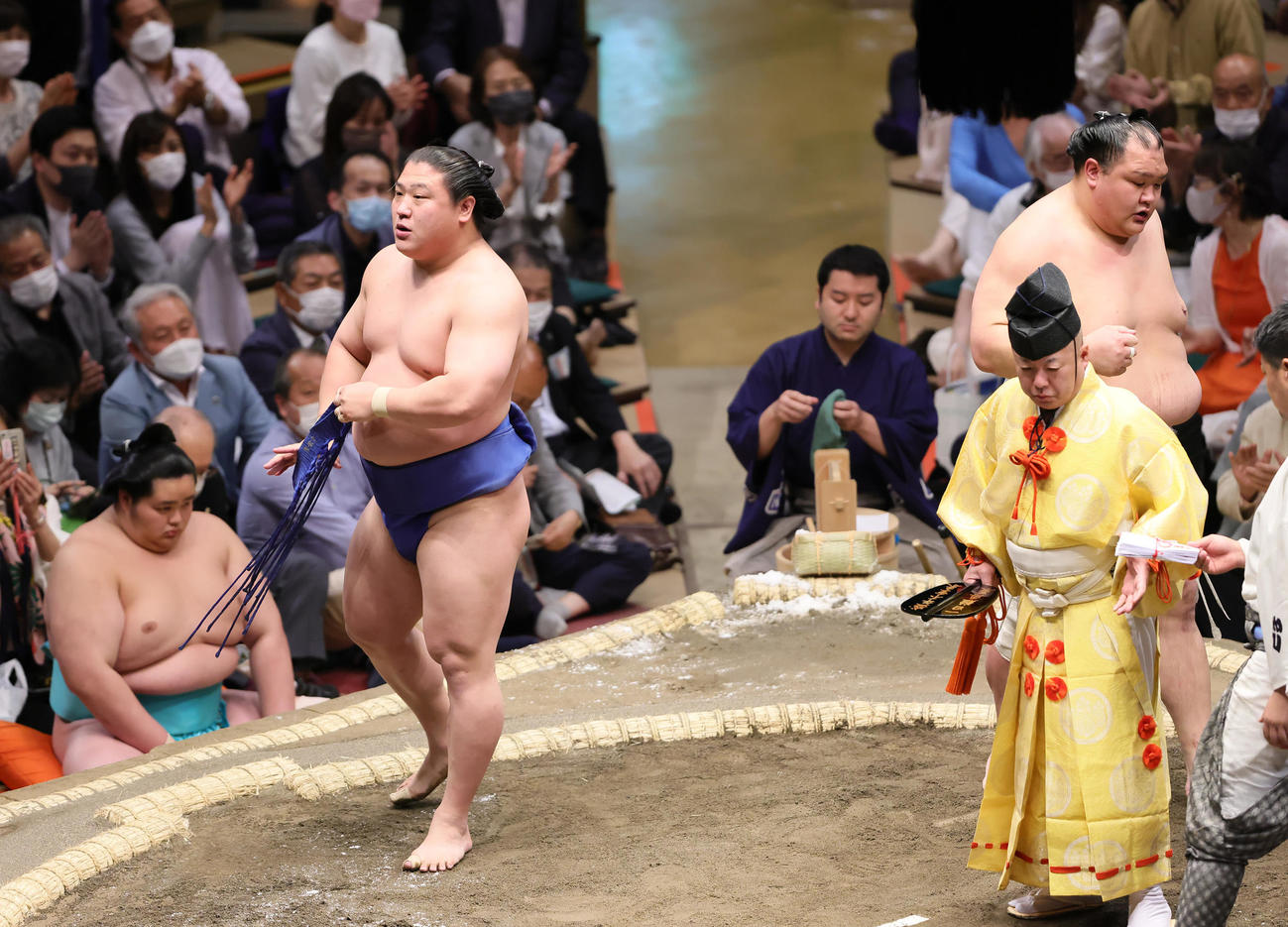若隆景（左）は寄り切りで北勝富士を破る（撮影・足立雅史）