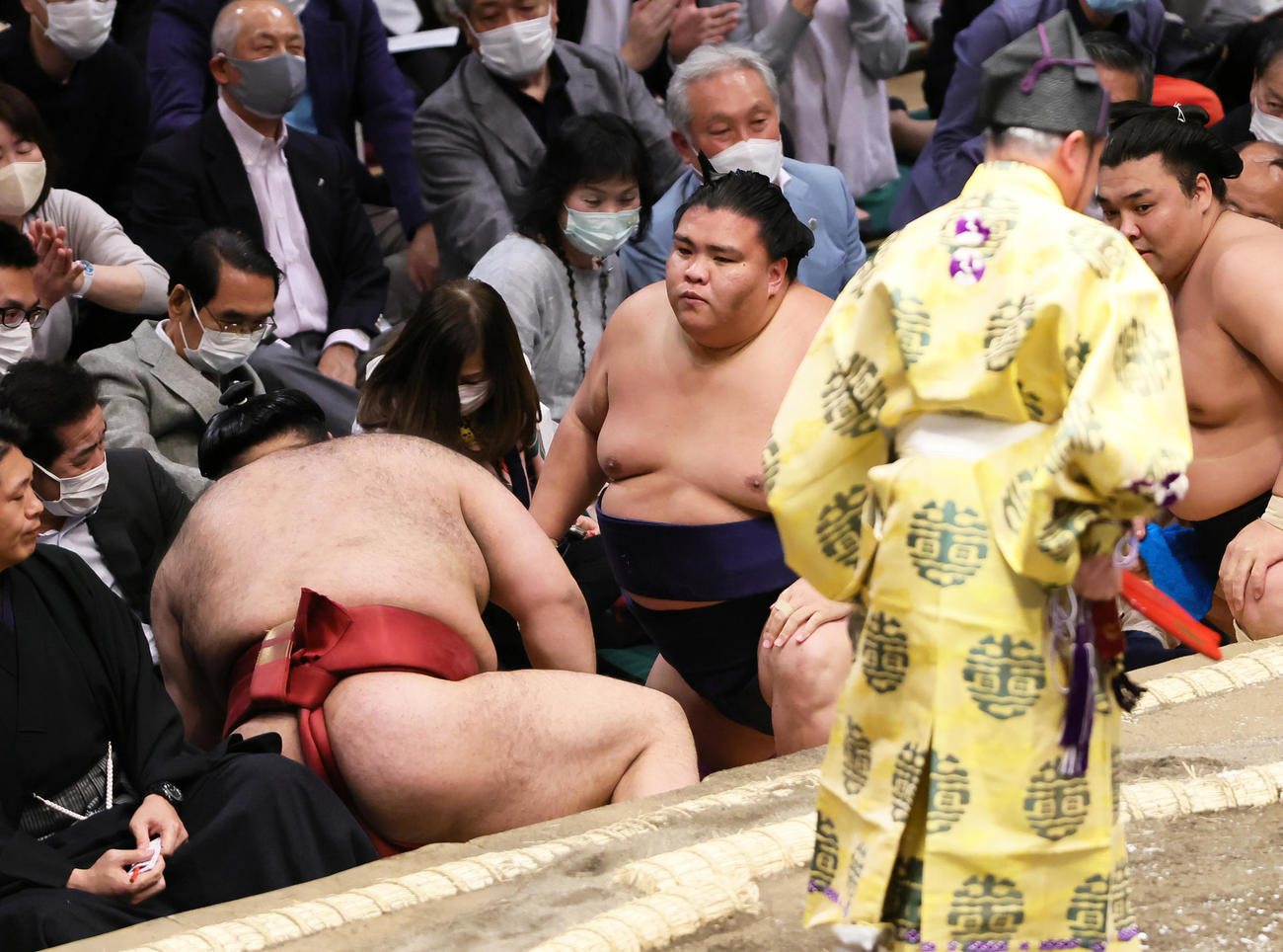 御嶽海（右）は高安を押し出しで破る（撮影・足立雅史）