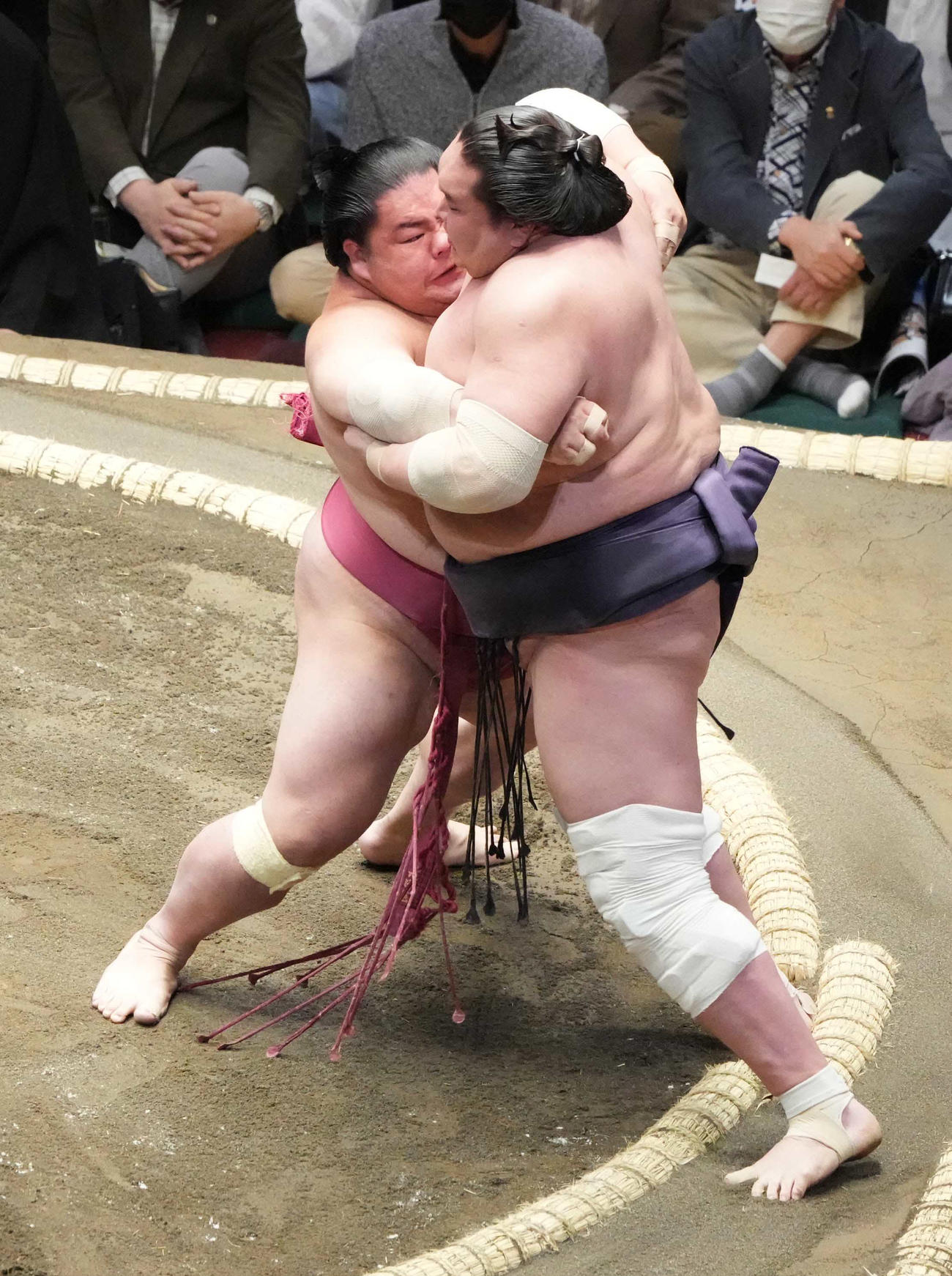 大栄翔（左）は照ノ富士を押し出しで破る（撮影・小沢裕）