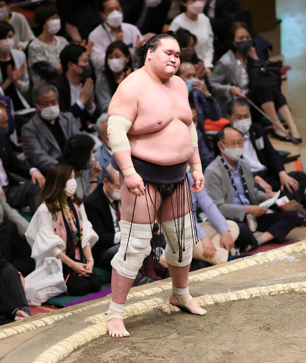 照ノ富士は大栄翔に押し出しで敗れ首をかしげる（撮影・足立雅史）