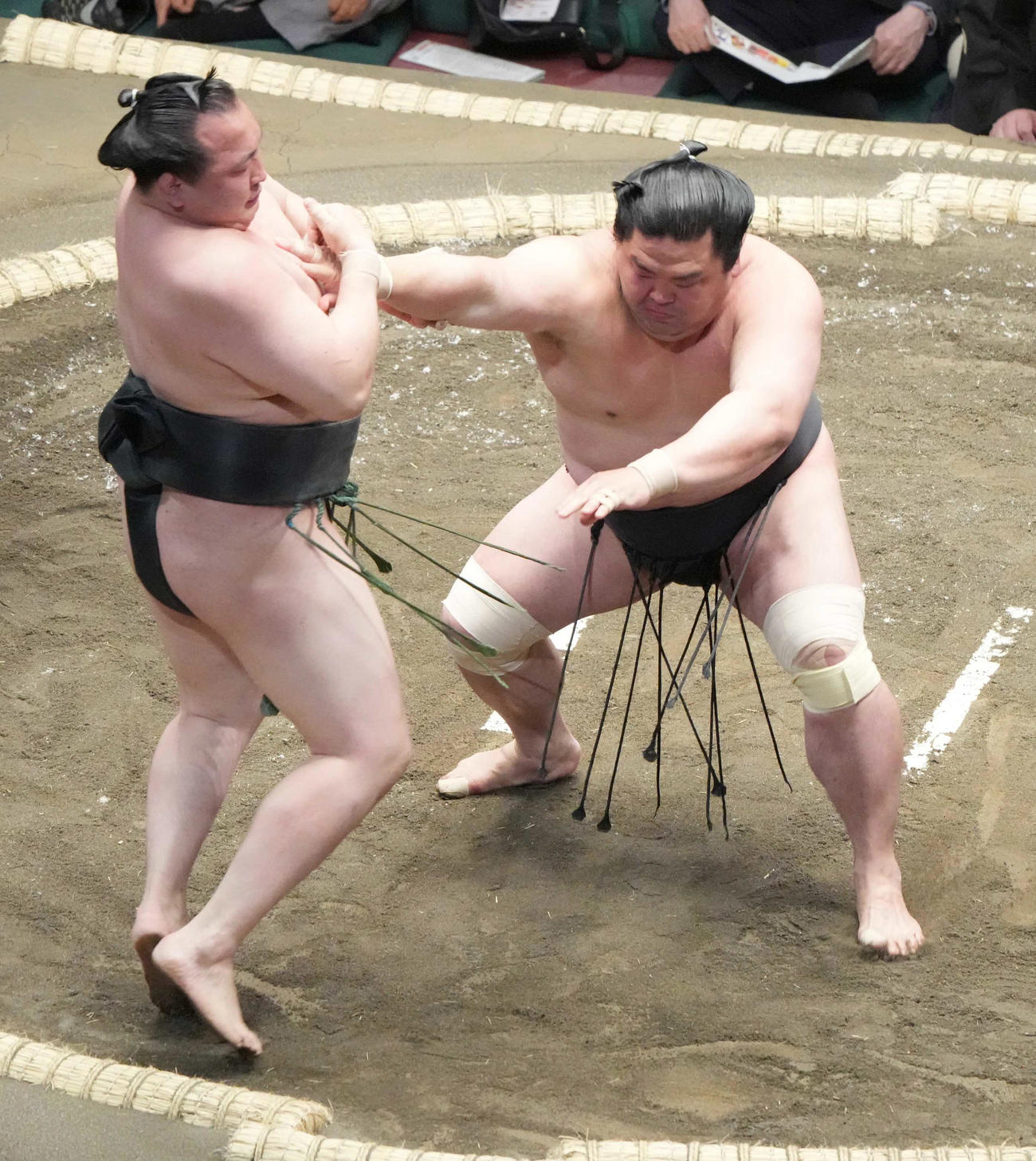 妙義龍（右）は千代翔馬を押し出しで破る（撮影・小沢裕）