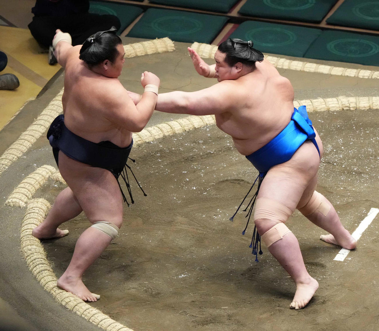 栃丸（右）は突き出しで千代嵐を破る（撮影・小沢裕）