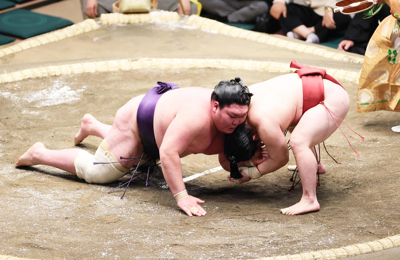 炎鵬（右）は矢後を引き落としで破る（撮影・足立雅史）