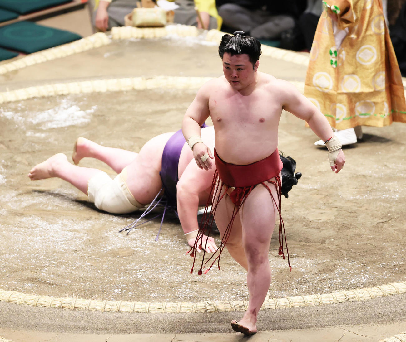 炎鵬（手前）は矢後を引き落としで破る（撮影・足立雅史）