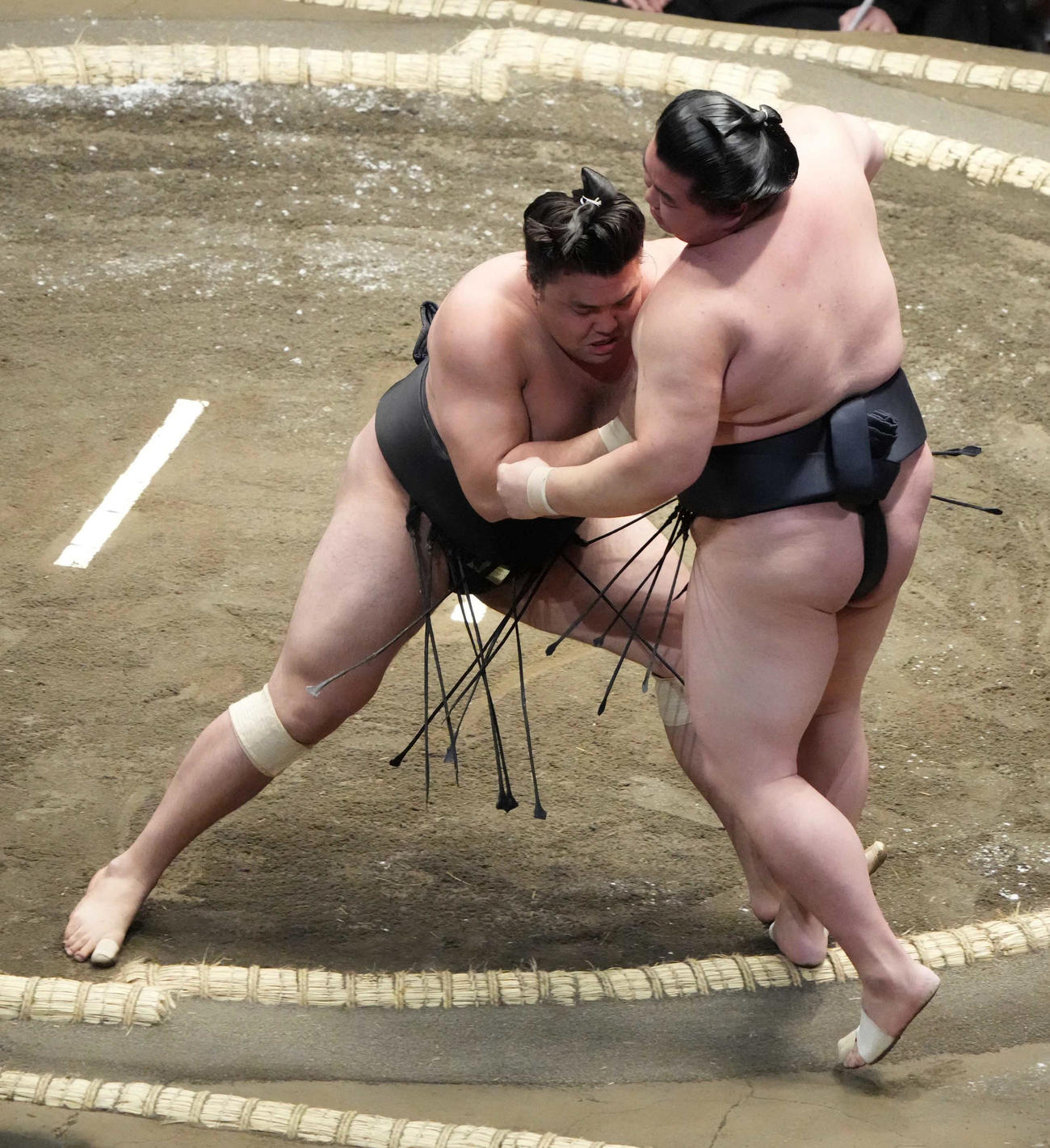 霧馬山（左）は正代を寄り切りで破る（撮影・小沢裕）