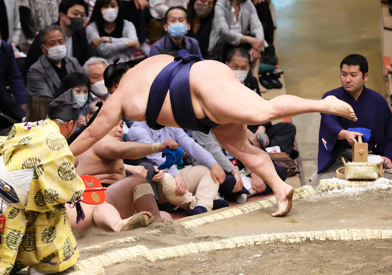 御嶽海（上）は高安を押し出しで破る（撮影・足立雅史）