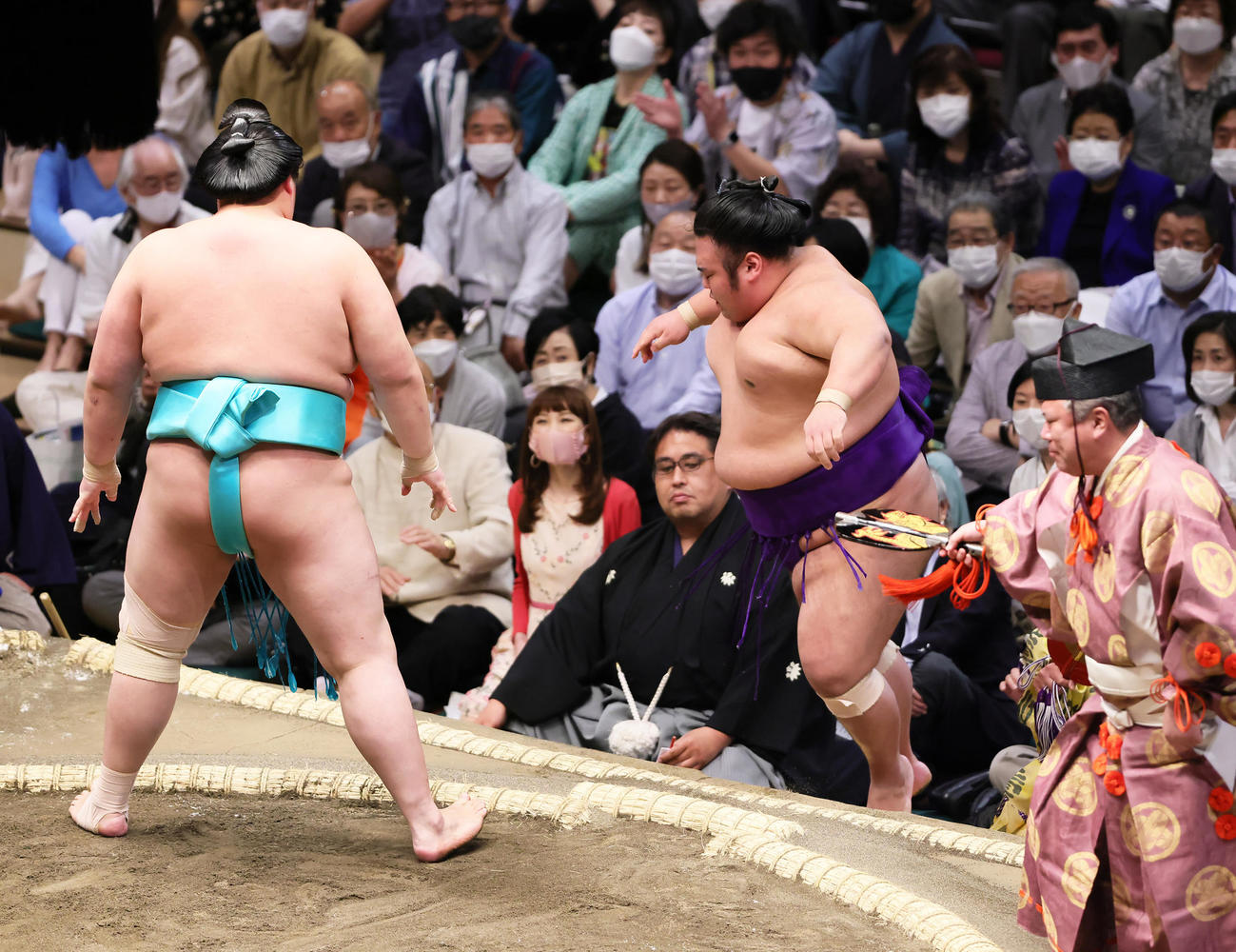 琴ノ若（左）に押し出しで敗れた貴景勝（撮影・足立雅史）
