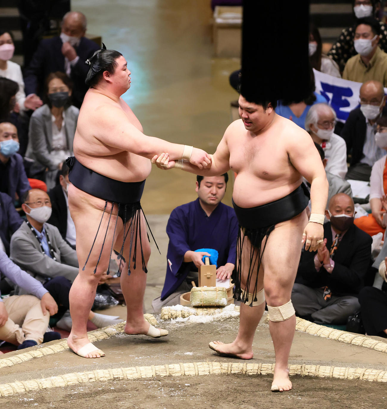 霧馬山（右）に寄り切りで敗れた正代（撮影・足立雅史）