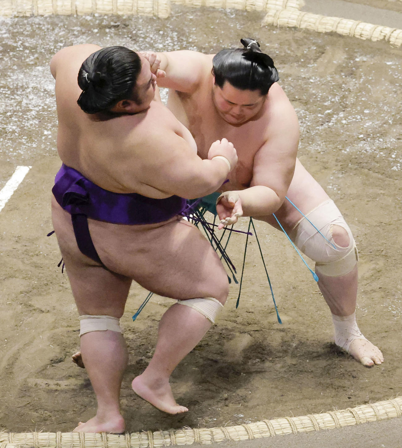 琴ノ若（右）が押し出しで貴景勝を破る（共同）