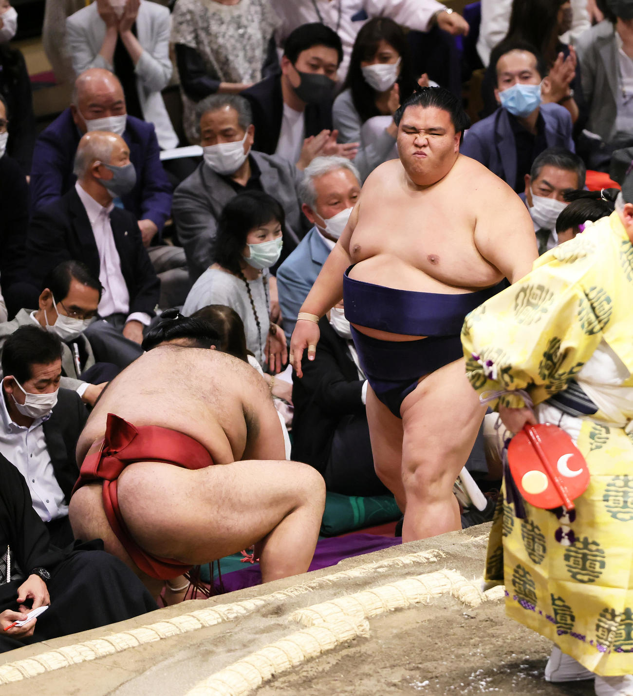 御嶽海（右）は高安を押し出しで破る（撮影・足立雅史）