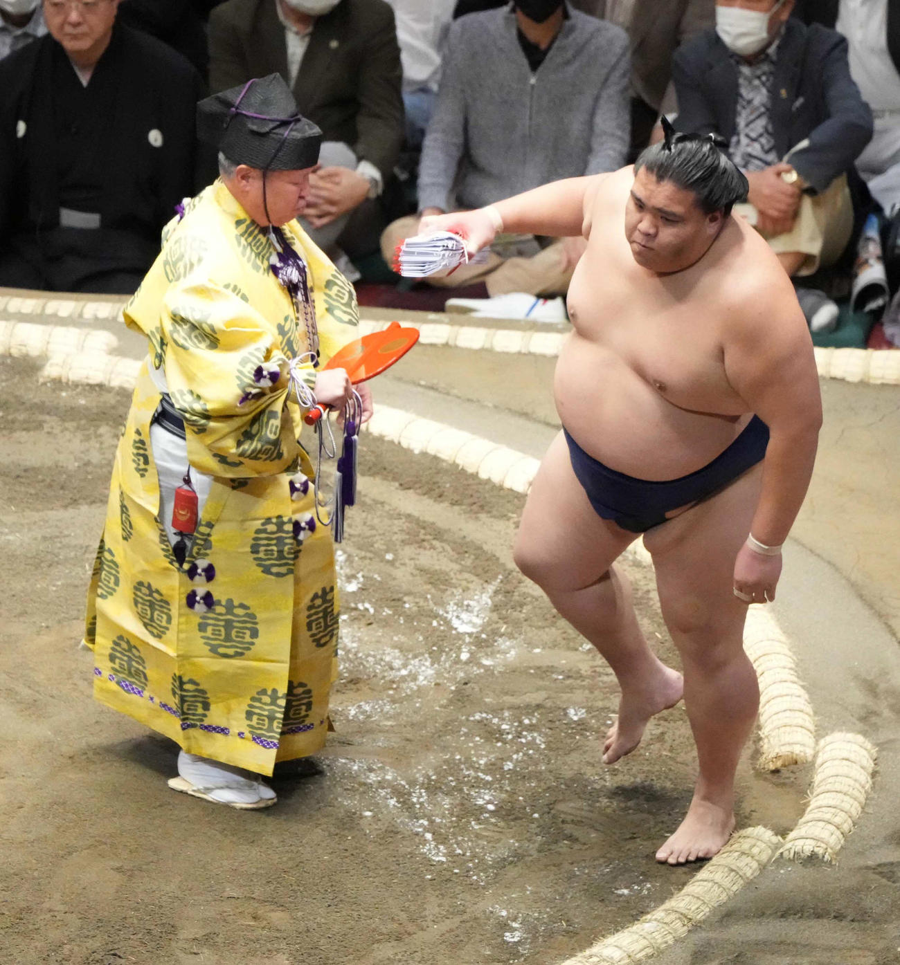 初日を白星で飾り懸賞金を手にする御嶽海（撮影・小沢裕）