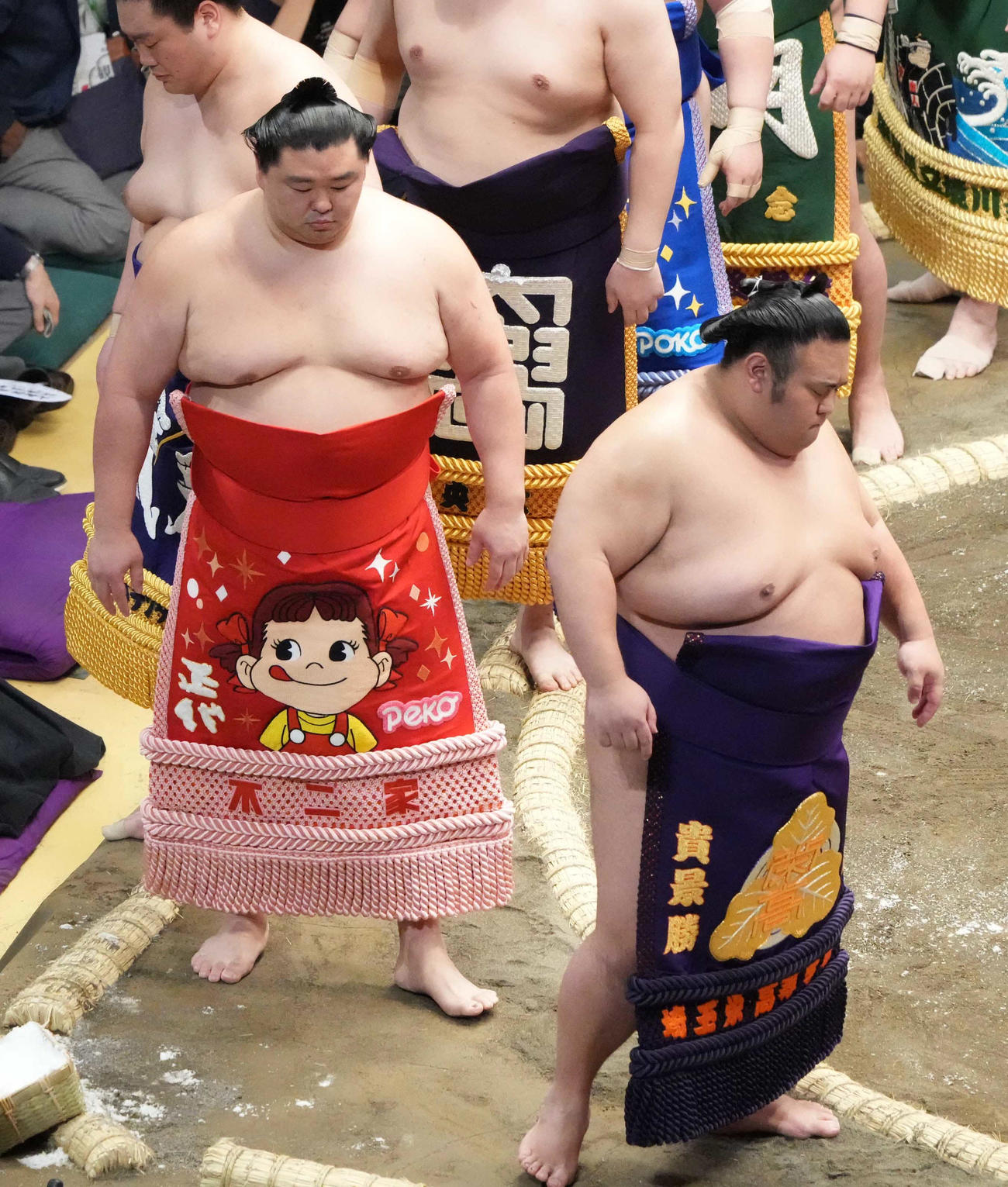 幕内土俵入りに臨む正代。手前右は貴景勝（撮影・小沢裕）