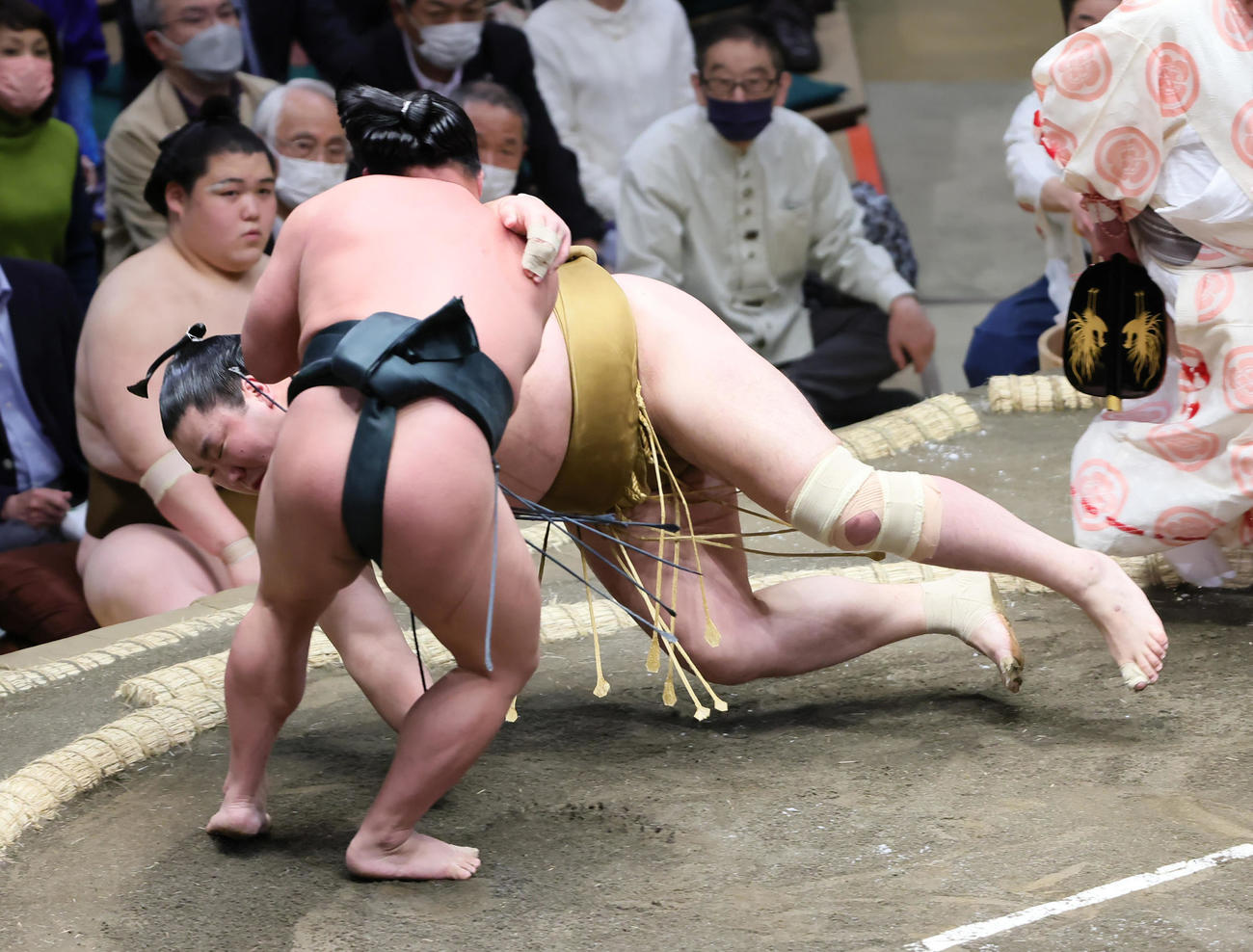 翠富士（手前）に肩透かしで敗れた輝（撮影・足立雅史）