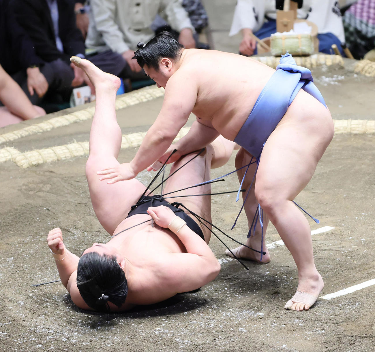 若元春（左）を引き落としで破る翔猿（撮影・足立雅史）