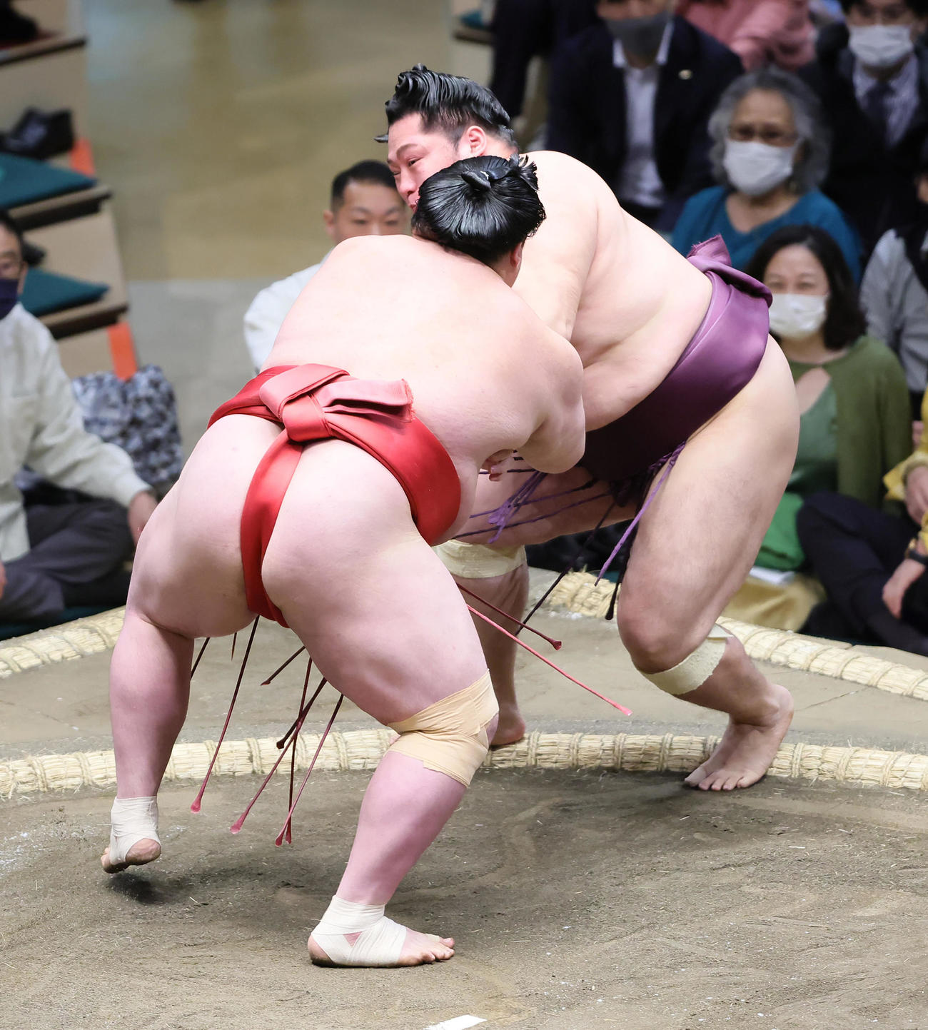 阿武咲（左）に敗れた遠藤（撮影・足立雅史）
