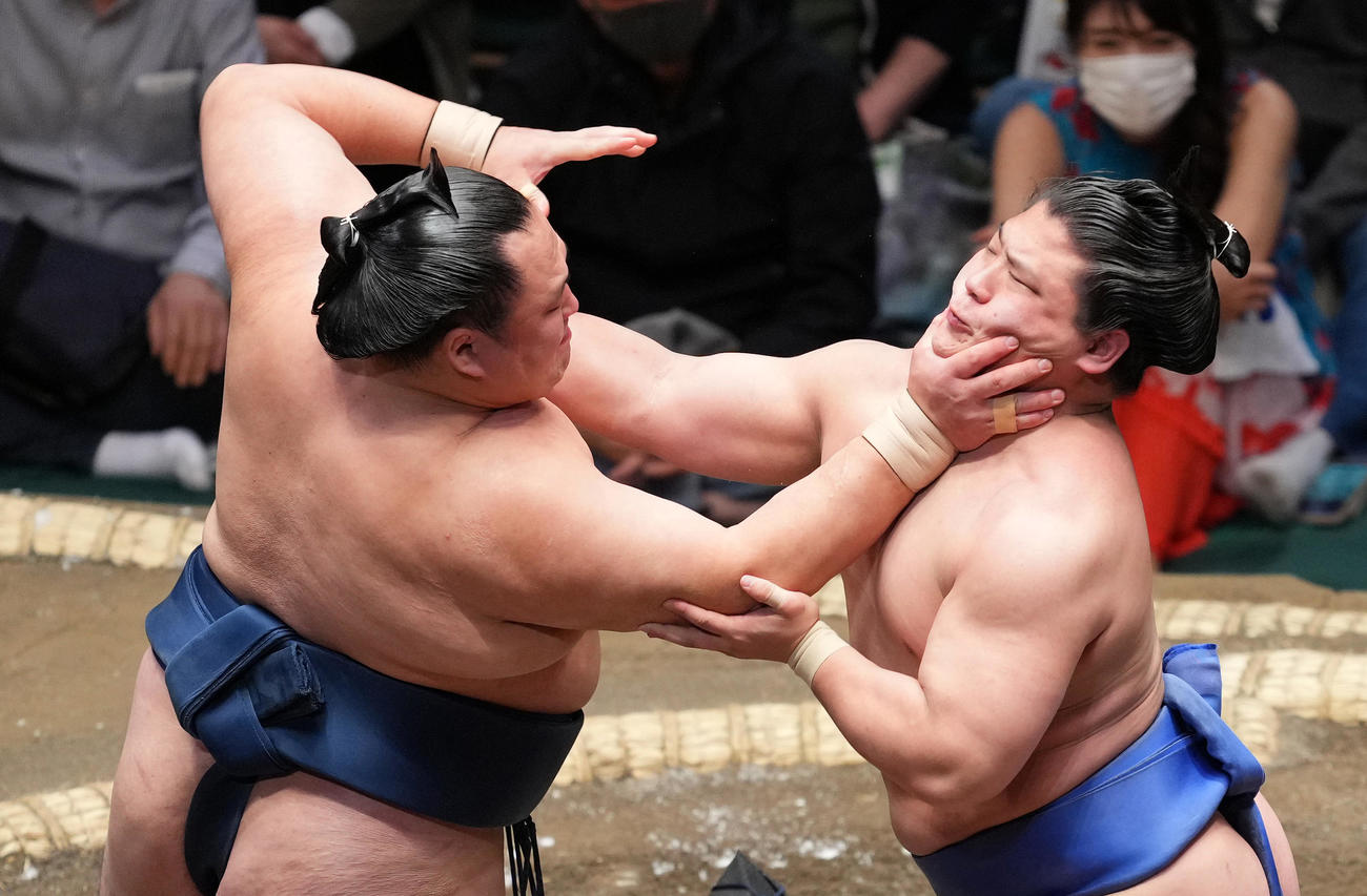 若隆景を攻める玉鷲（撮影・菅敏）
