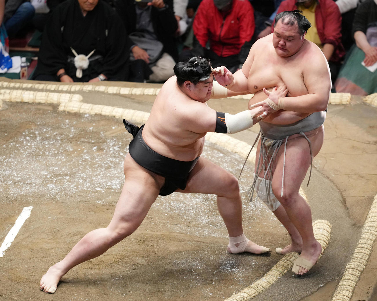 北勝富士（右）を突き出しで破る阿炎（撮影・菅敏）