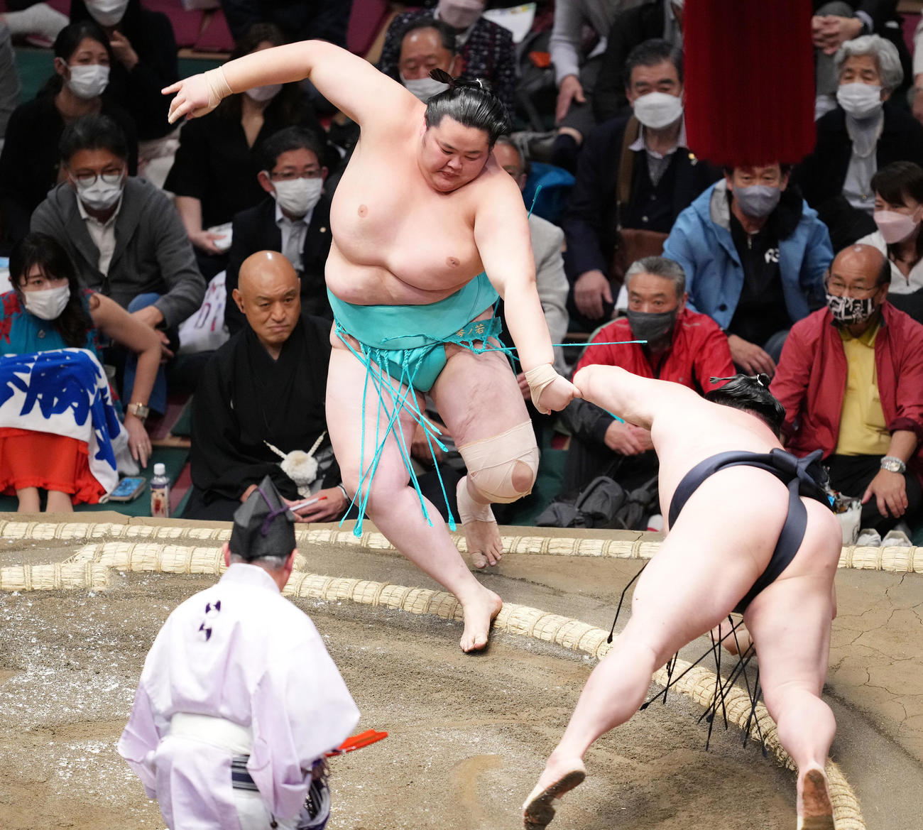 正代（右）を突き落としで破る琴ノ若（撮影・菅敏）