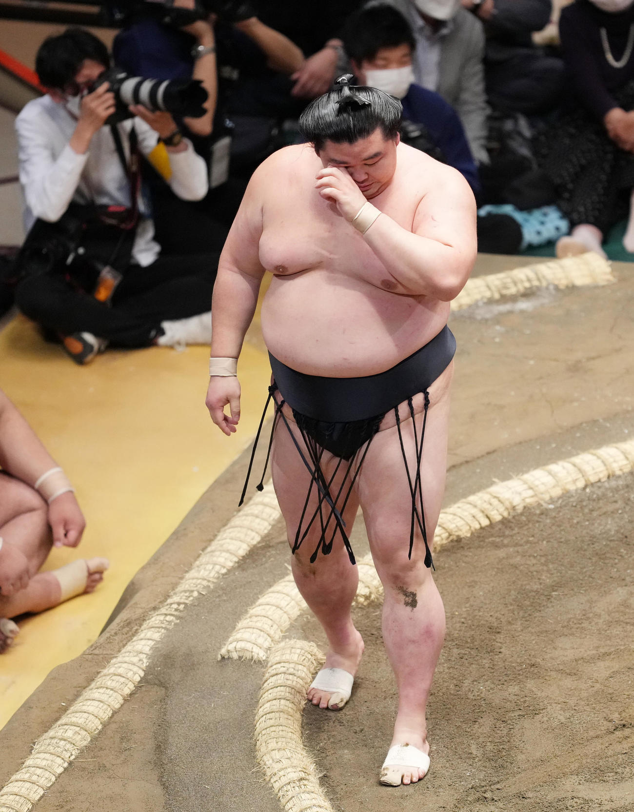 琴ノ若に突き落としで敗れ、肩を落として引き揚げる正代（撮影・菅敏）