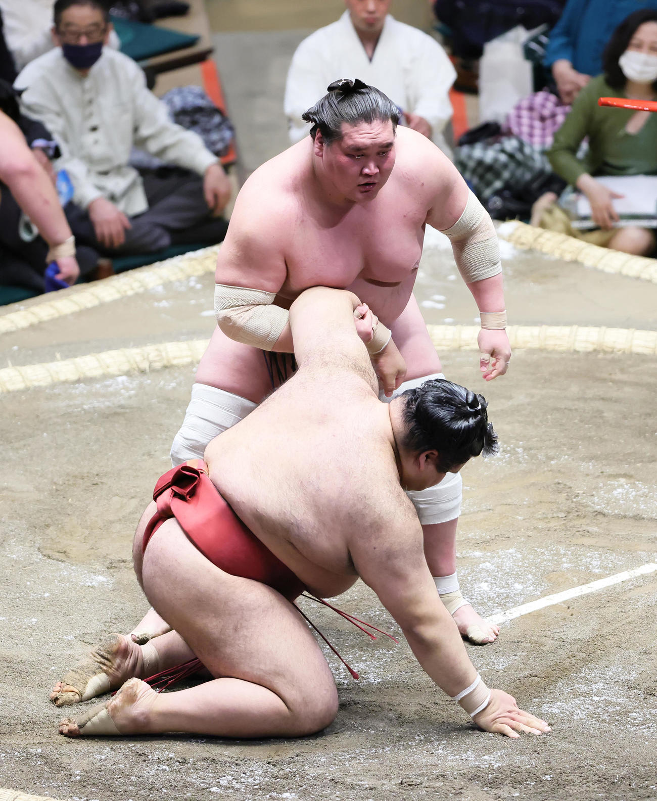 高安（手前）を小手投げで破る照ノ富士（撮影・足立雅史）