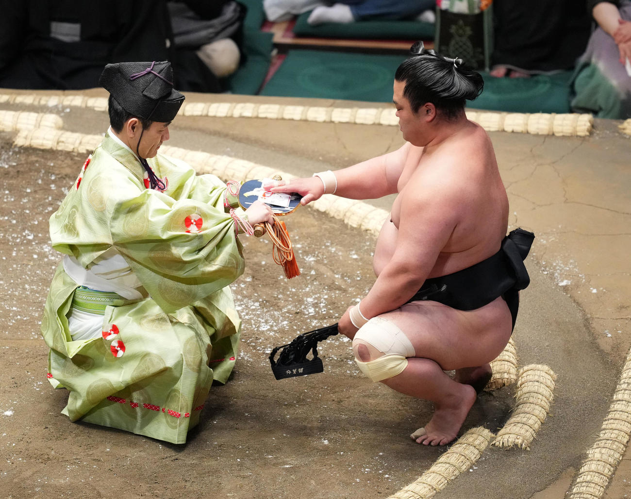 千代大龍を押し出しで破り懸賞金を受け取る妙義龍（撮影・菅敏）