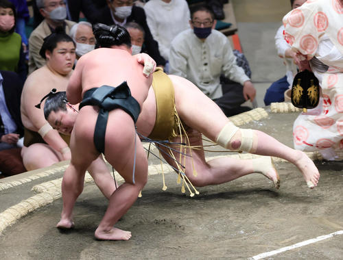 翠富士（手前）に肩透かしで敗れた輝（撮影・足立雅史）