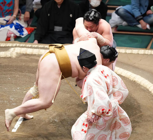 輝（右）を肩透かしで破る琴富士（撮影・菅敏）
