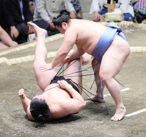 若元春（左）を引き落としで破る翔猿（撮影・足立雅史）