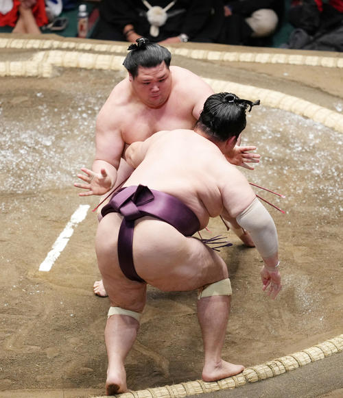 遠藤（手前）を押し出しで破る阿武咲（撮影・菅敏）