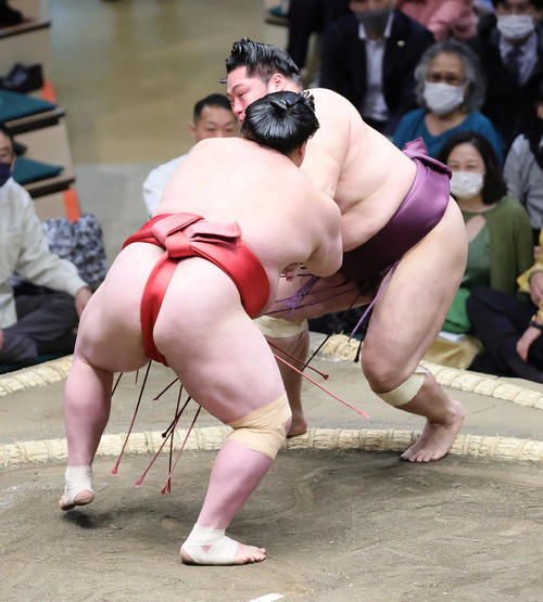 阿武咲（左）に敗れた遠藤（撮影・足立雅史）