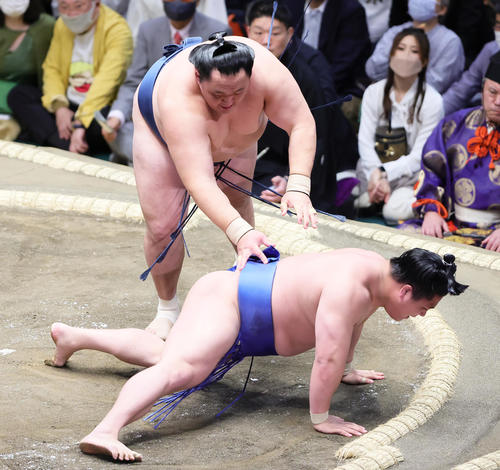 玉鷲（上）は若隆景を引き落としで破る（撮影・足立雅史）