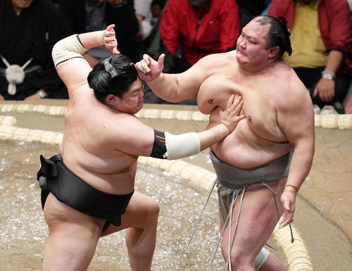 北勝富士（右）を突き出しで破る阿炎（撮影・菅敏）
