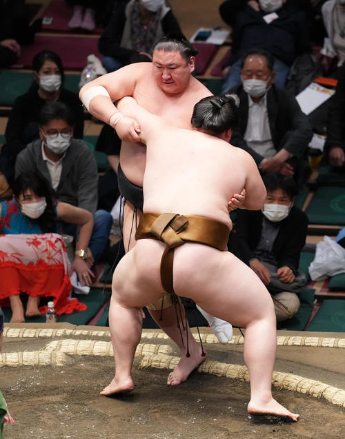 東龍（左）を寄り切りで破る王鵬（撮影・菅敏）