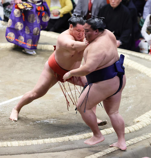 豊昇龍（左）は押し出しで御嶽海を破る（撮影・足立雅史）