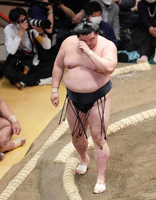 琴ノ若に突き落としで敗れ、肩を落として引き揚げる正代（撮影・菅敏）