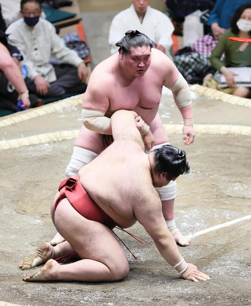 高安（手前）を小手投げで破る照ノ富士（撮影・足立雅史）