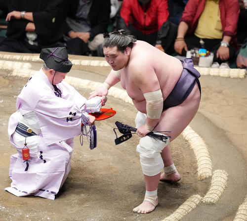 高安を小手投げで下し、懸賞金を手に引き揚げる照ノ富士（撮影・菅敏）