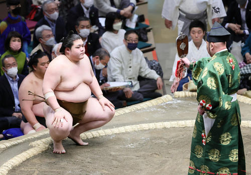 東龍を寄り切りで破った王鵬（撮影・足立雅史）