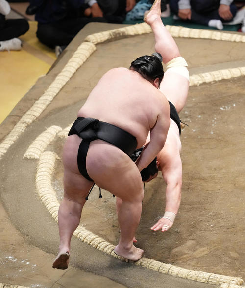 千代大龍（手前）を押し出しで破る妙義龍（撮影・菅敏）