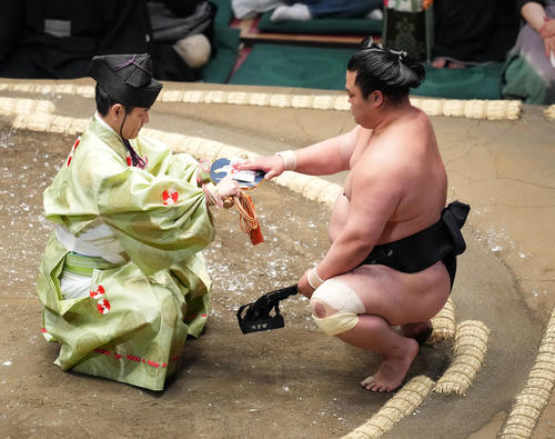 千代大龍を押し出しで破り懸賞金を受け取る妙義龍（撮影・菅敏）