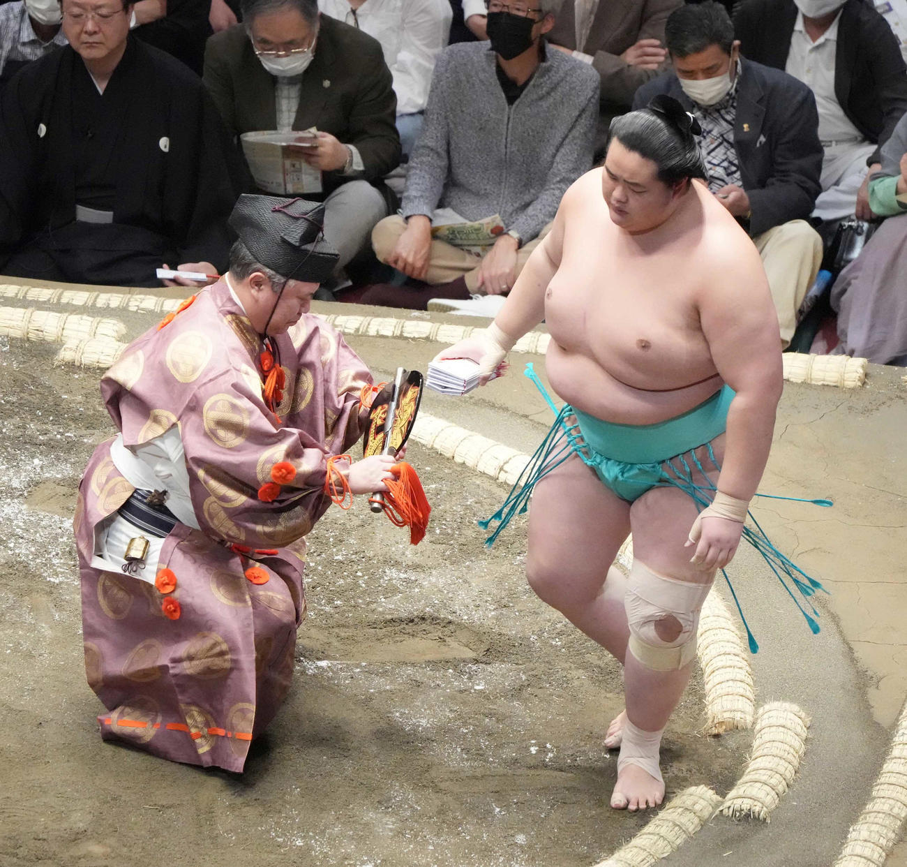 琴ノ若は貴景勝を押し出しで破り初日を白星で飾る（撮影・小沢裕）