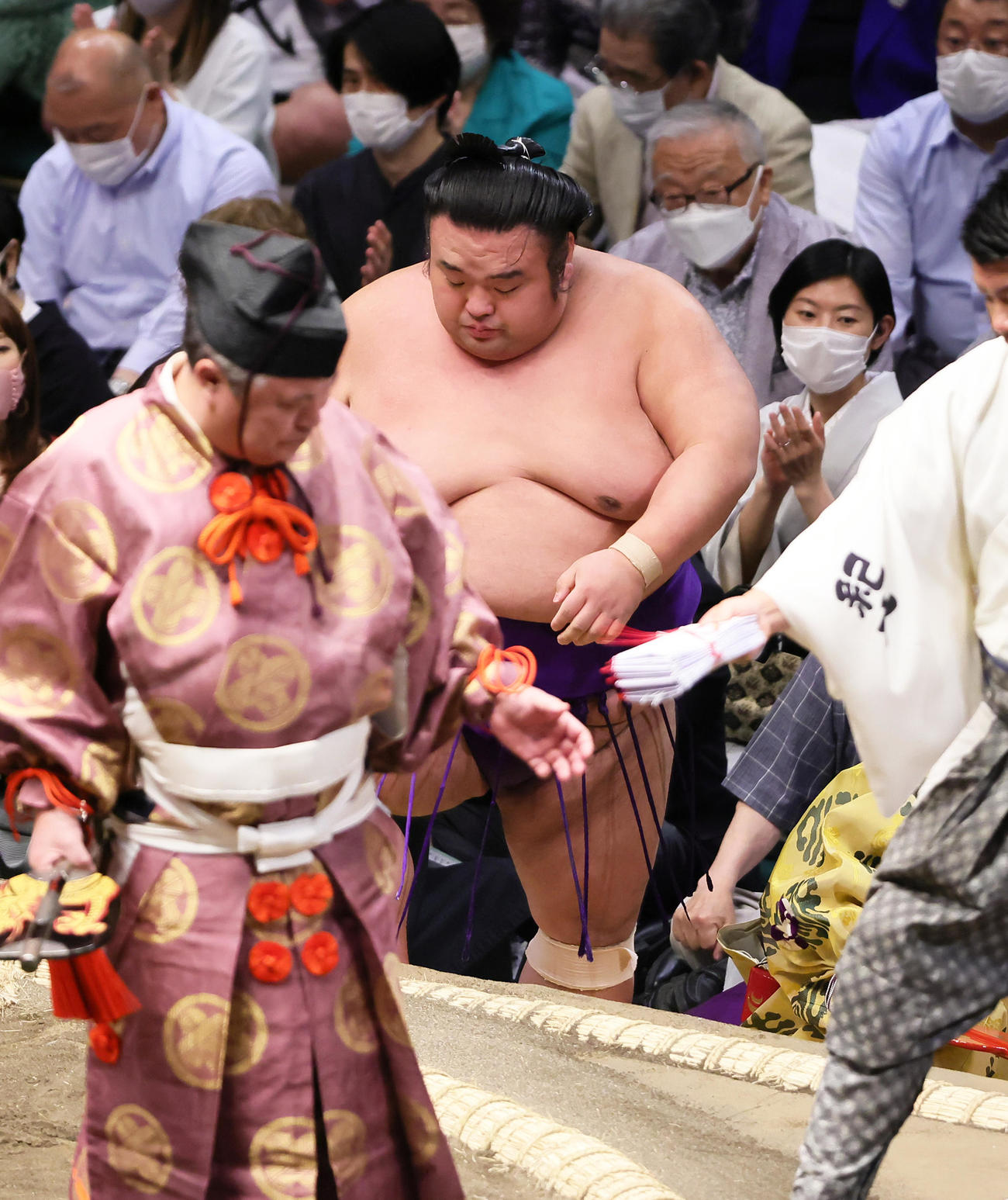 琴ノ若に押し出しで敗れた貴景勝（撮影・足立雅史）