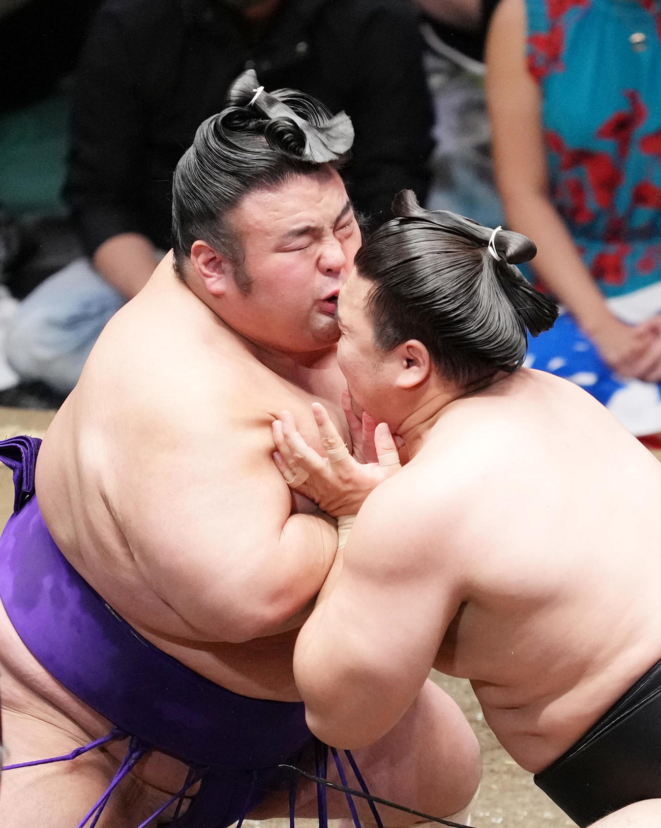 霧馬山（右）を攻める貴景勝（撮影・菅敏）
