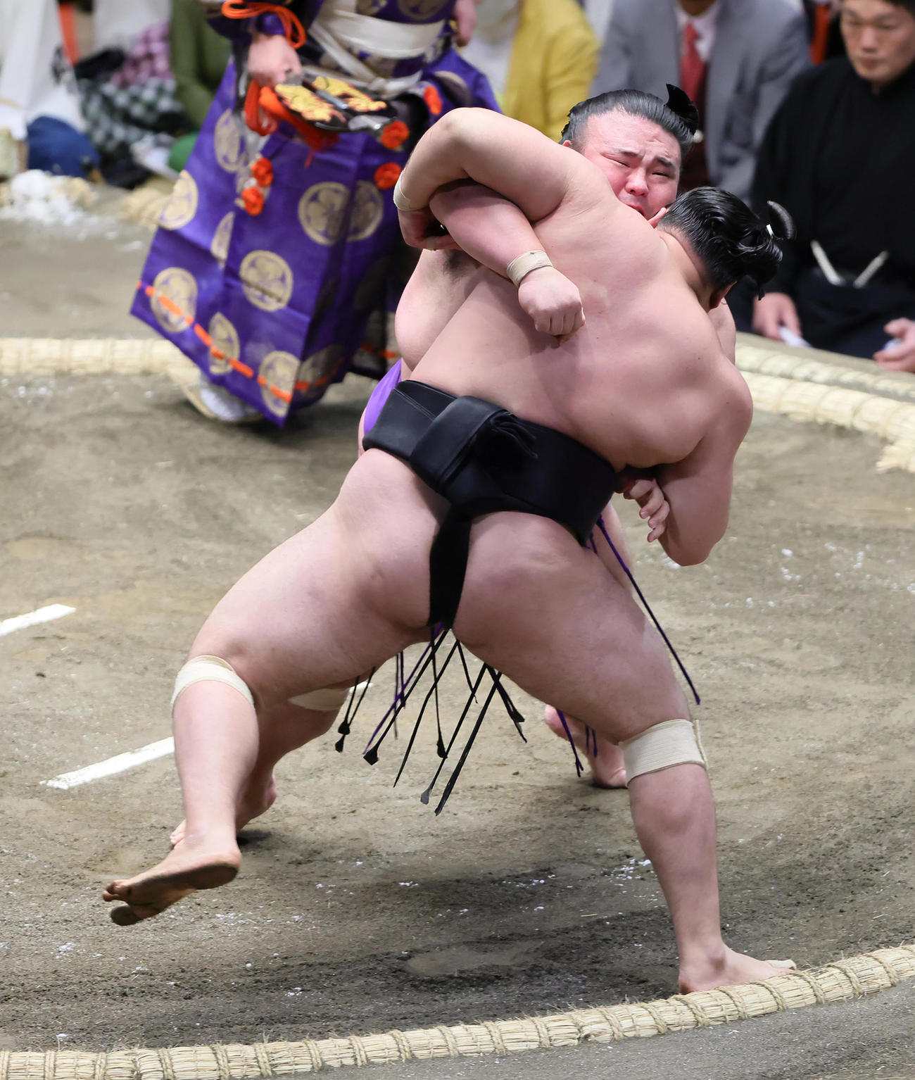 貴景勝（後方）は寄り切りで霧馬山を破る（撮影・足立雅史）