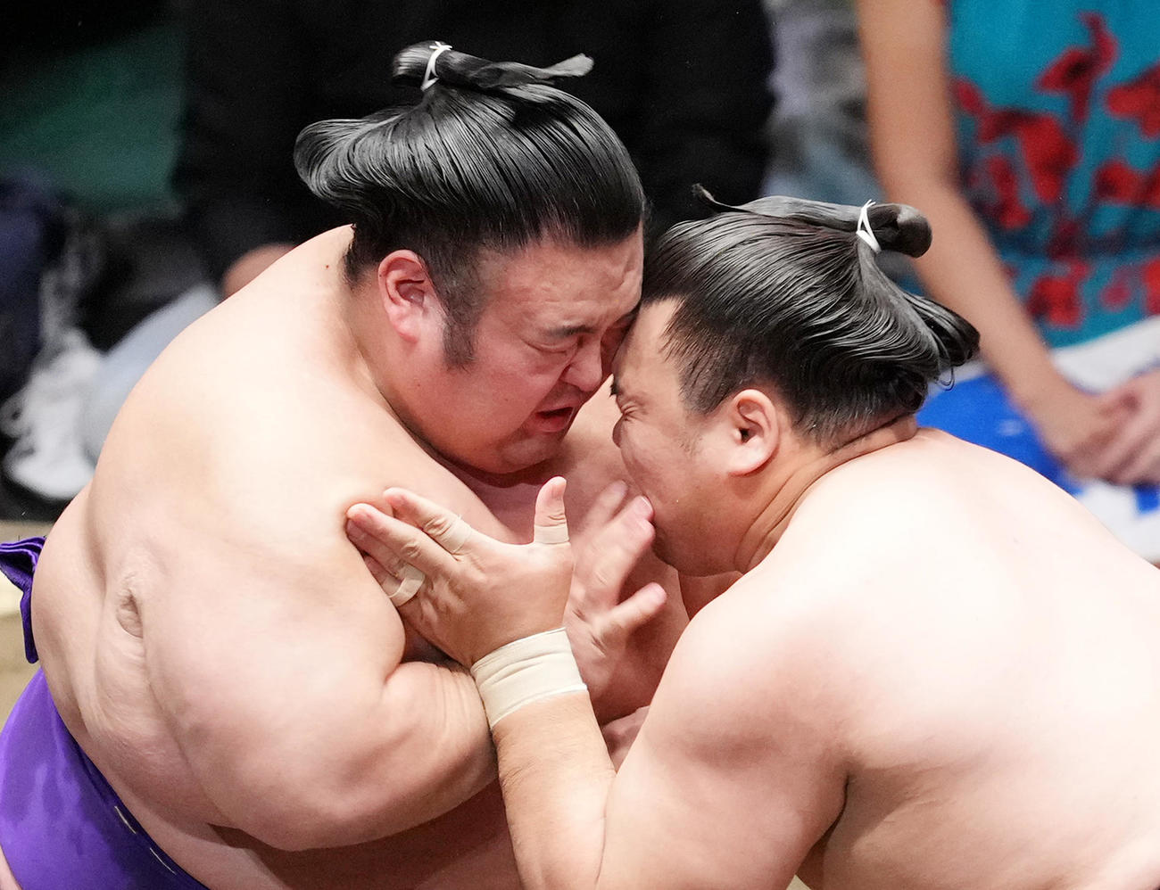 霧馬山（右）を攻める貴景勝（撮影・菅敏）
