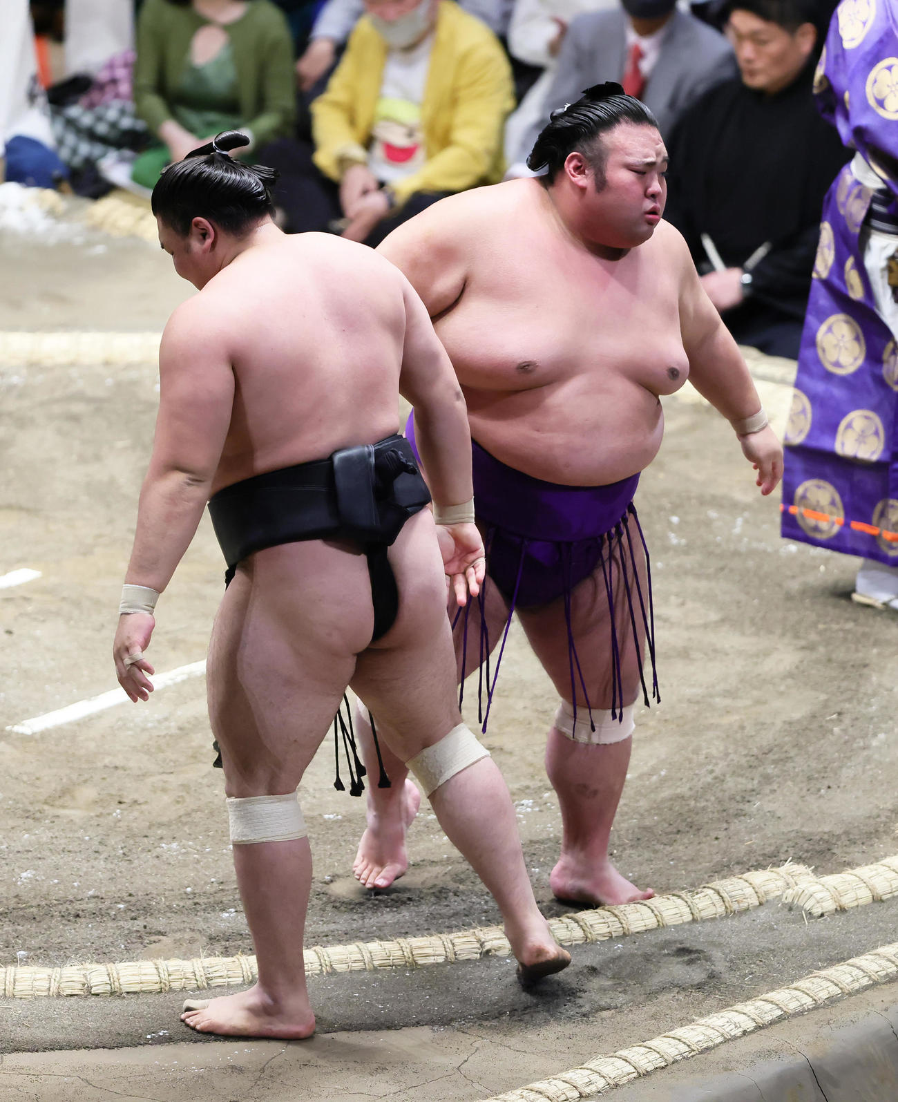 貴景勝（右）は寄り切りで霧馬山を破る（撮影・足立雅史）