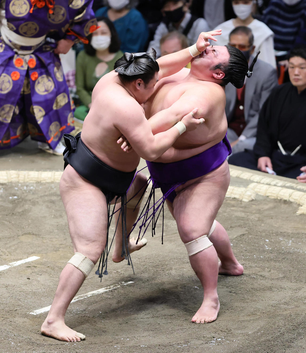 貴景勝（右）は霧馬山の攻めに苦しむも寄り切りで勝利する（撮影・足立雅史）