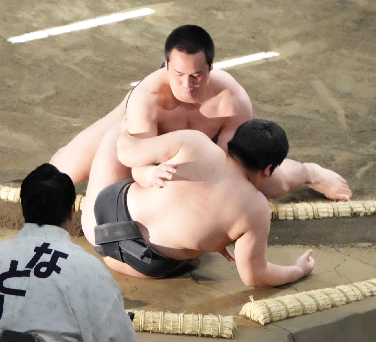 前相撲で山田海（手前）を破る須山（撮影・小沢裕）