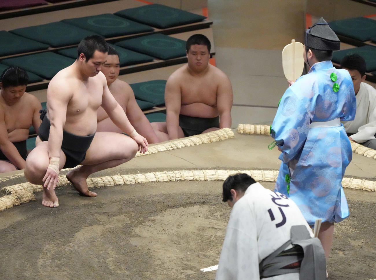前相撲で山田海を破り勝ち名乗りを受ける須山（撮影・小沢裕）